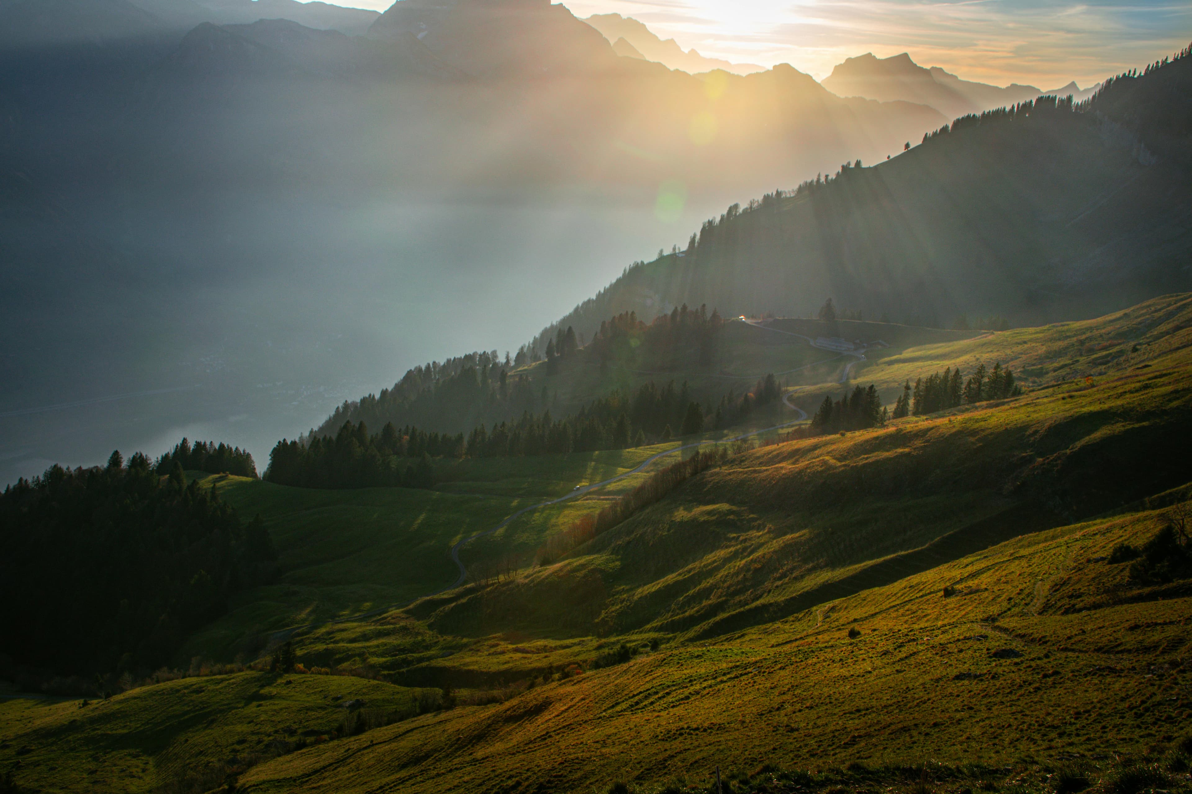 Berge im Kanton St. Gallen mit tiefstehender Sonne